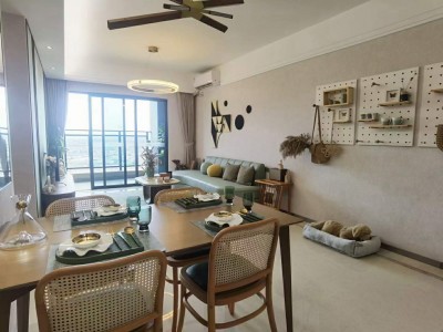 深圳观澜松元厦地铁站300米，四栋封闭式社区，三层地下停车场，楼下就是公园和公交站台。