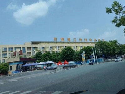 东莞鸿发大厦在哪里？能买吗？横沥水边马路第一排(鸿发大厦)首付8万起，分期5年