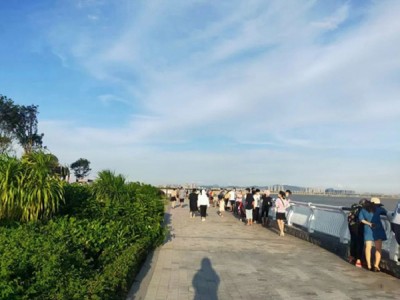 东莞长安三栋联排《滨海湾新苑》双地铁口物业，均价6180元/平，带1：1停车位